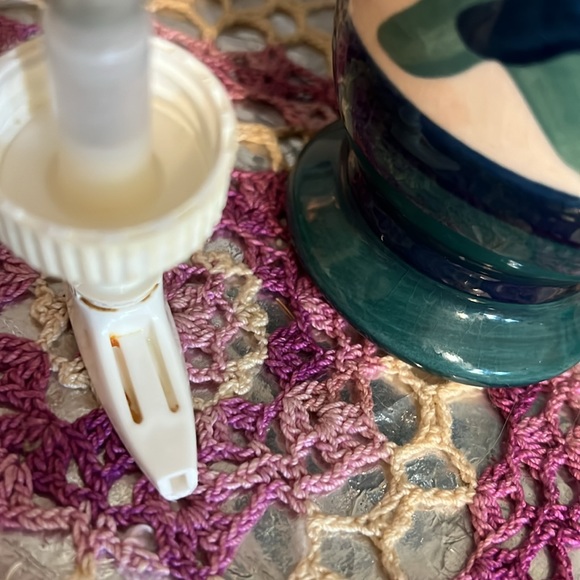 Gail Pittman Retired Pattern GRAPEVINE GREEN '88 Soap Lotion Dispenser - Picture 6 of 8